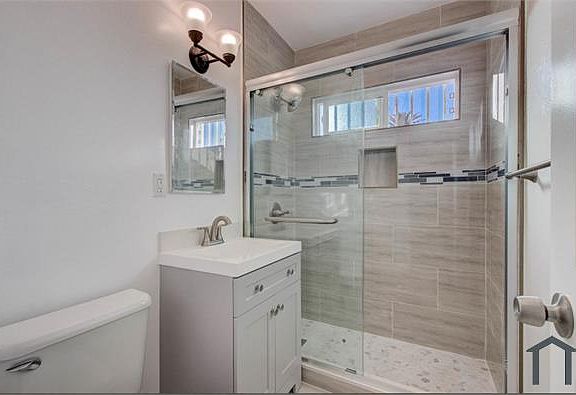 4th image of 2122 E 10th St APT 1