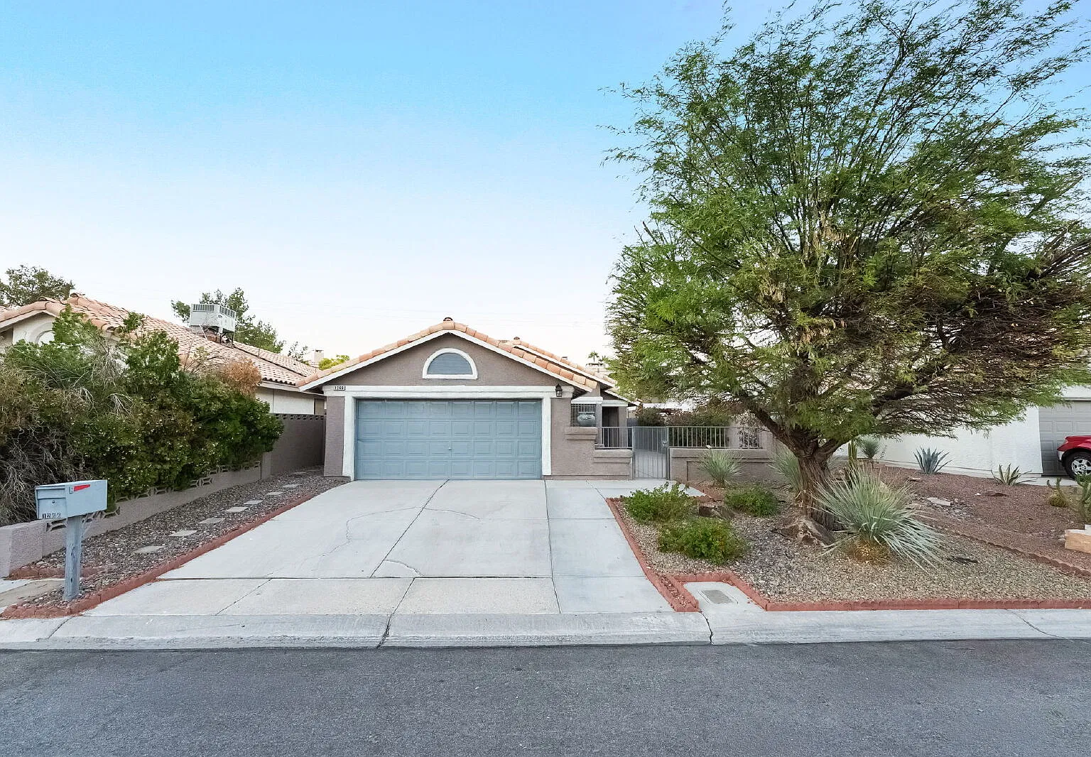 2 bed, 2.0 bath, 969 sqft, $1,900 — Photo 1