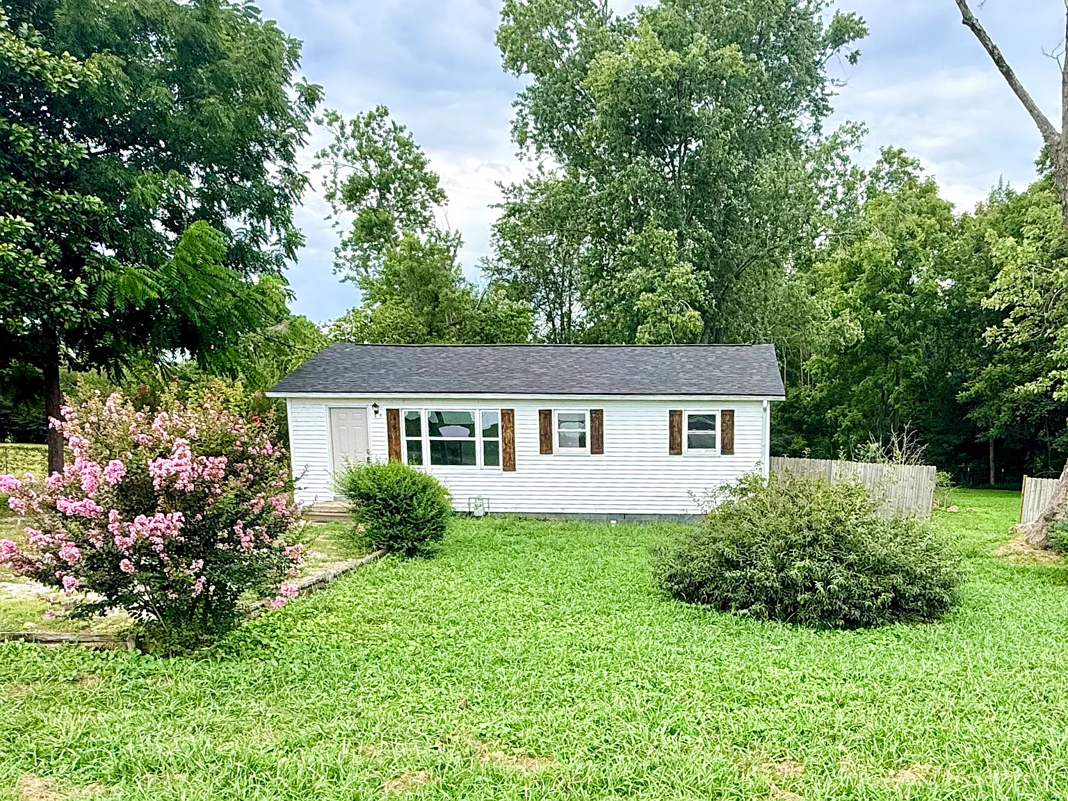 3 bed, 864 sqft, $1,300 — Photo 2