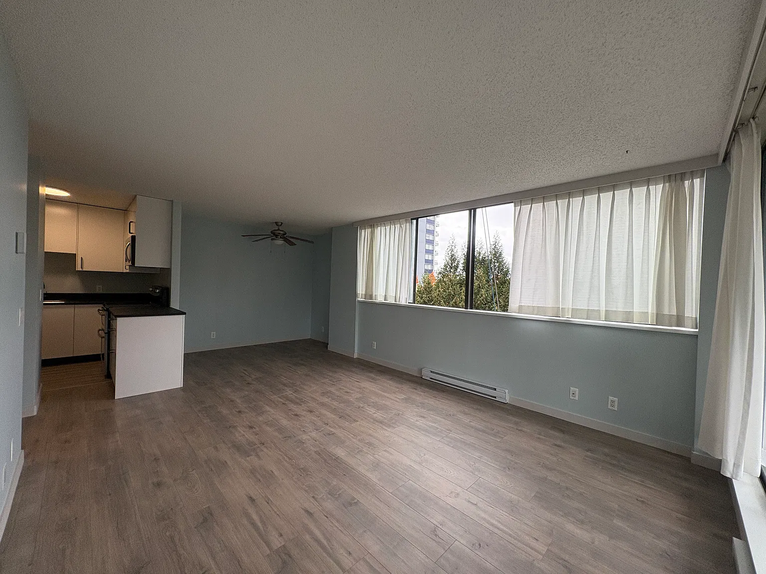 2 bed, 1.5 bath, 890 sqft, $2,650 — Photo 3