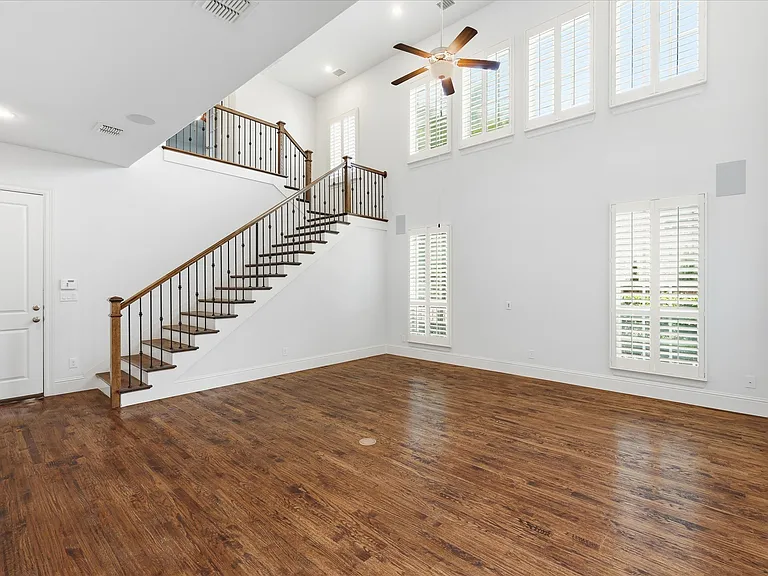 531 Sandy Ln — Photo 2