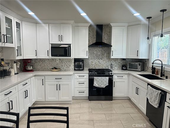 3rd image of 940 Park Ave