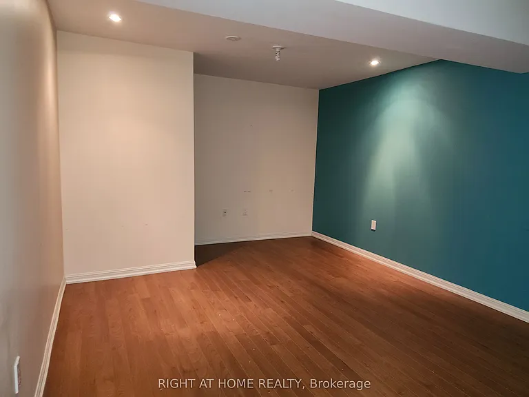 786 Bolingbroke Dr — Photo 21