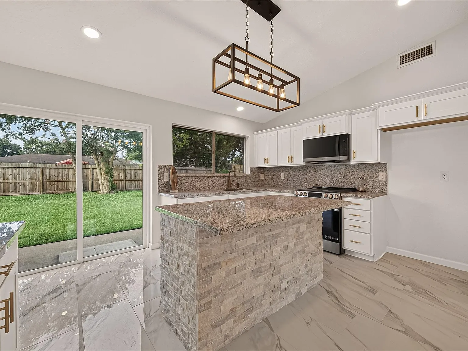 4 bed, 4.0 bath, $2,300 — Photo 3