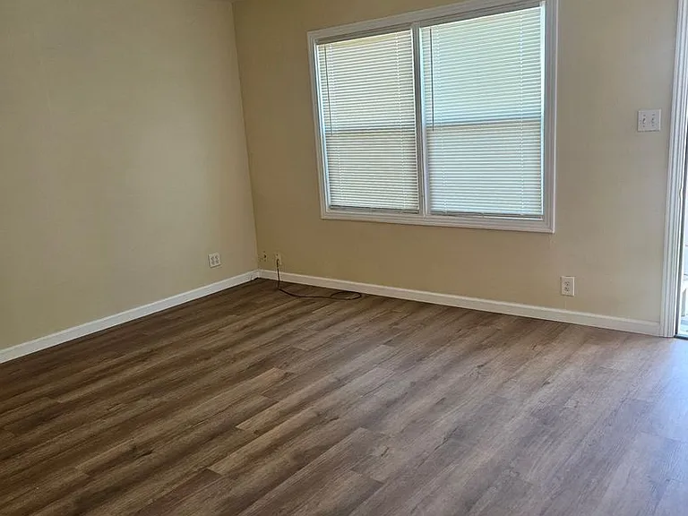 5319 Gordon Dr — Photo 2