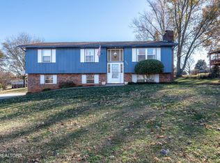 2220 Eau Clair Dr, Maryville, TN 37803