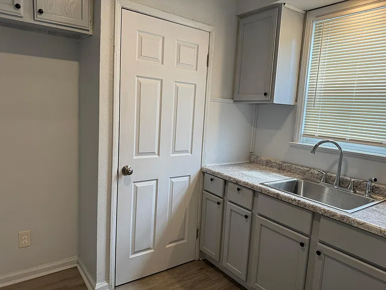 9430 Philip St — Photo 3