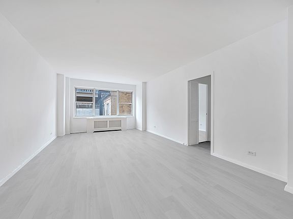 3rd image of 130 E 63rd St APT 6F