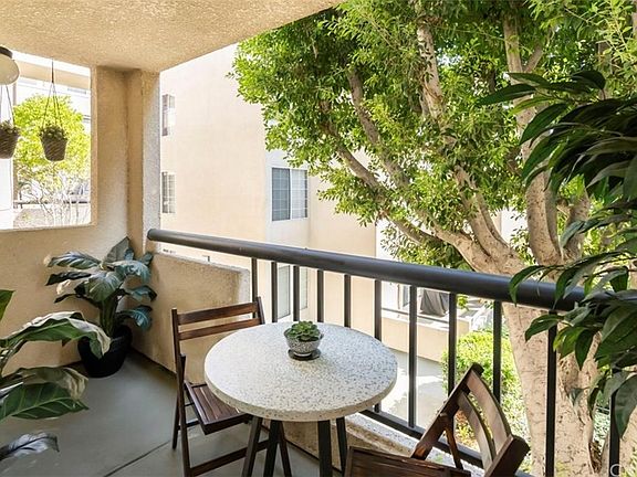 5th image of 5530 Owensmouth Ave APT 213