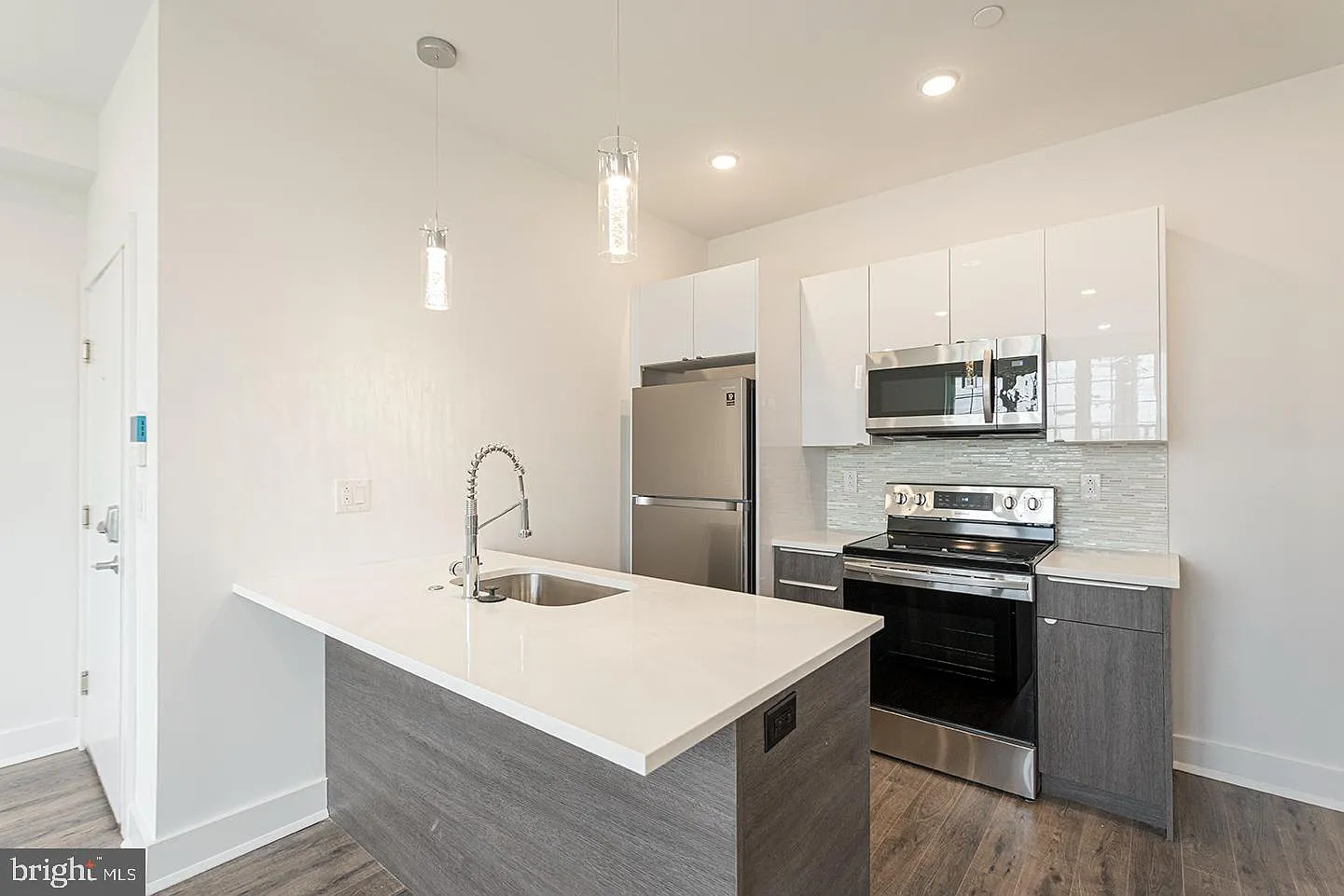 1 bed, 515 sqft, $1,672 — Photo 2