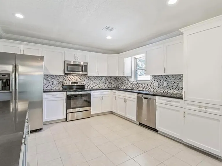 1037 Mobile Cir — Photo 5