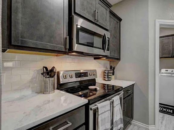 4th image of 829 SW 40th St