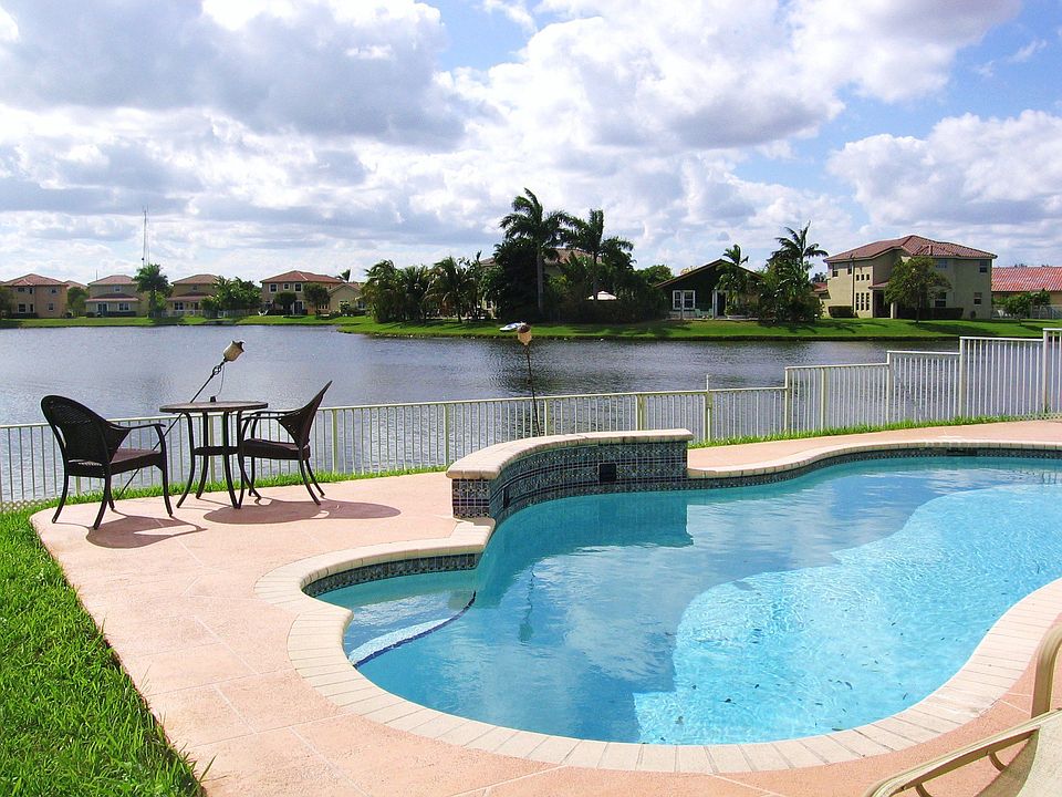 Pool & Wide Water View