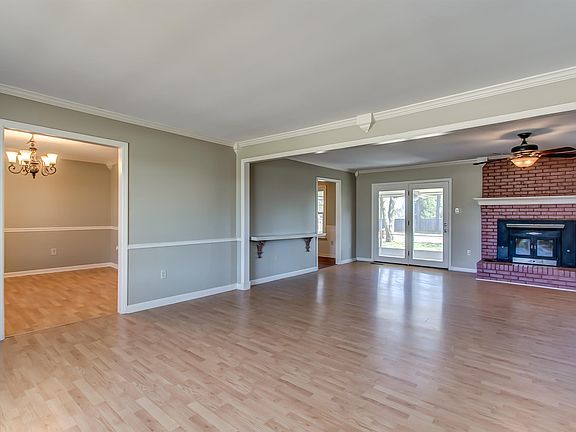 4th image of 2977 Parkwood Dr