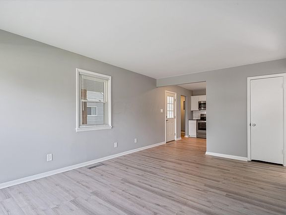 5th image of 2875 Dennis Ln