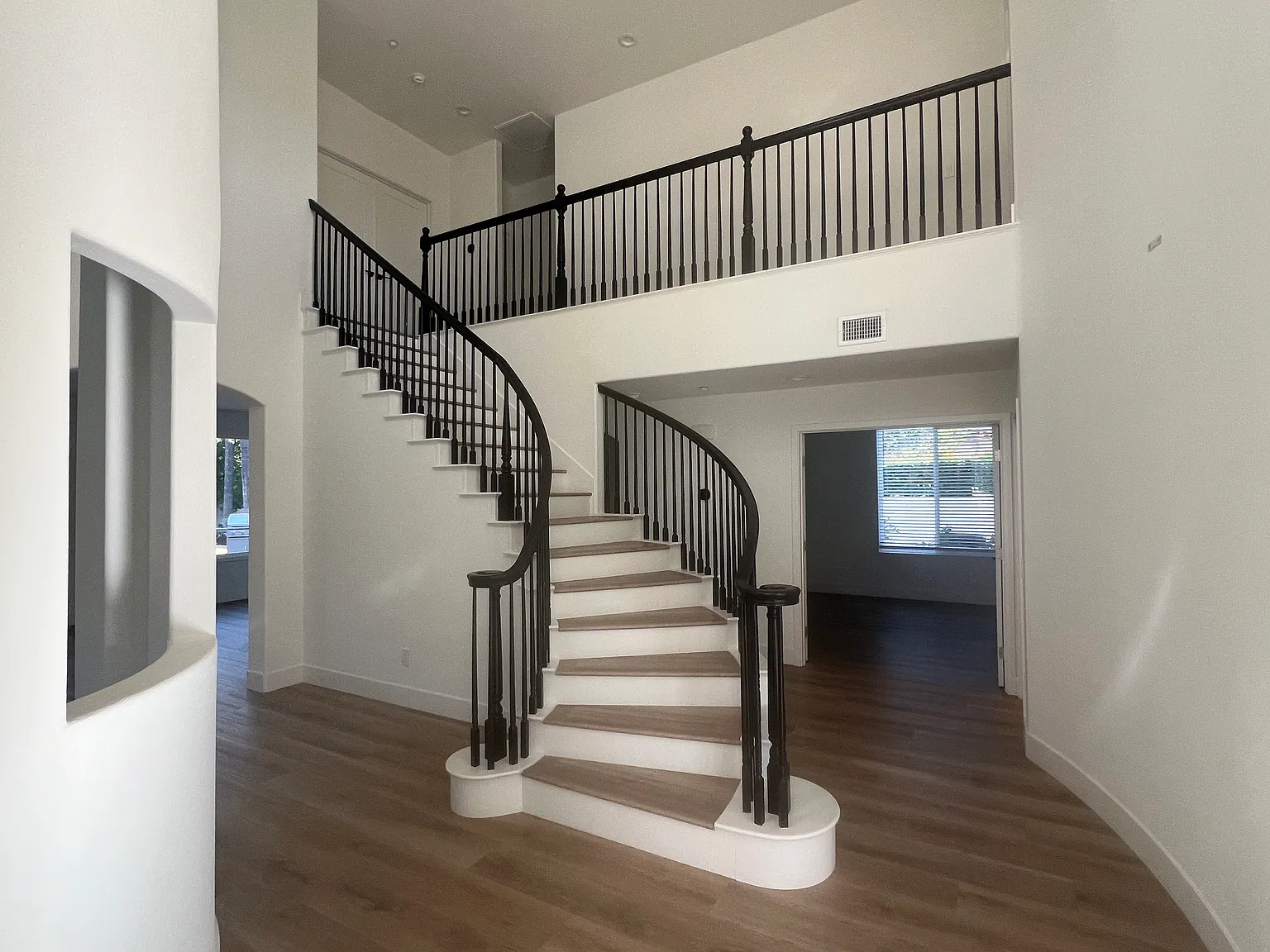 5 bed, 3340 sqft, $7,500 — Photo 2