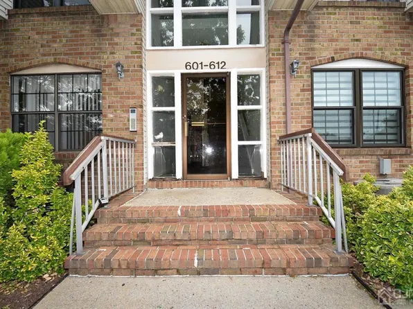 611-611 Hidden Village Dr, Perth Amboy, NJ 08861