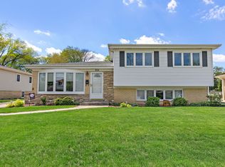806 S Deborah Ln, Mount Prospect, IL 60056
