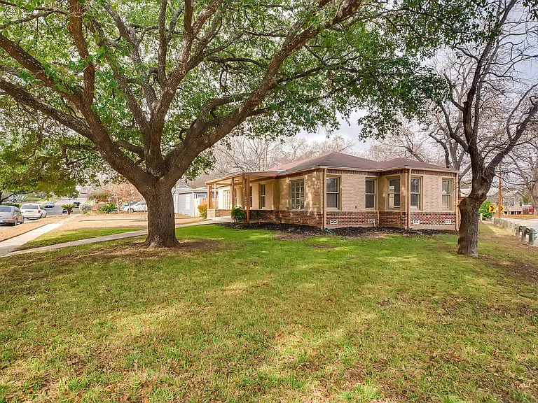 405 Quentin Dr — Photo 3