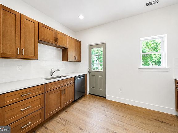 3rd image of 10 Myrtle Ave #B