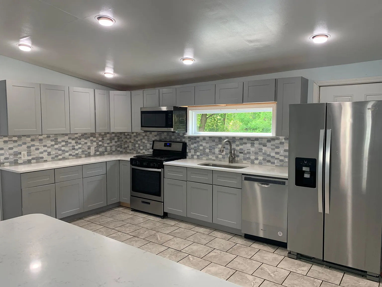 3 bed, 1.5 bath, 1440 sqft, $2,235 — Photo 3