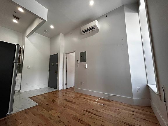 3rd image of 210 E 116th St #1B