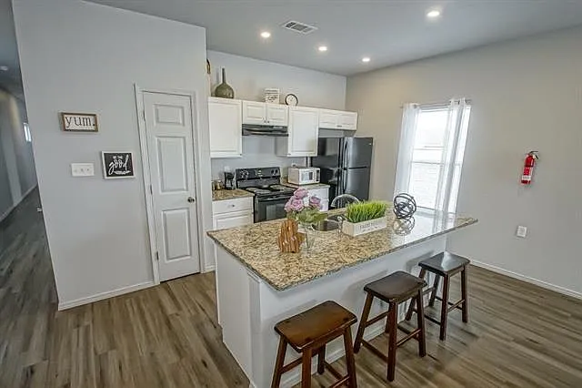 3 bed, 2.0 bath, 1342 sqft, $2,000 — Photo 2