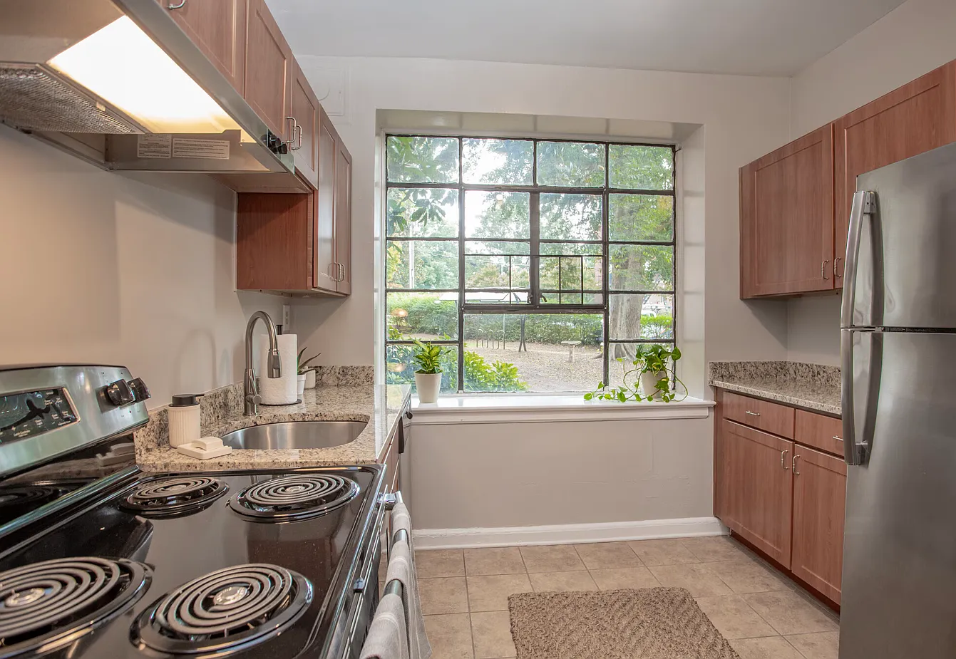 Cameron Court Apartments — Photo 2