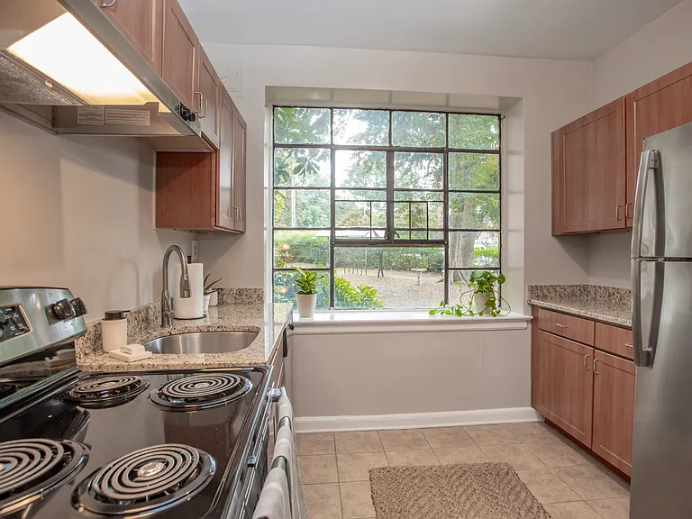 Cameron Court Apartments — Photo 2