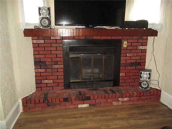 4th image of 1560 E 214th St