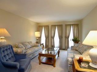 900 Alexandra Ct, Schaumburg, IL 60193