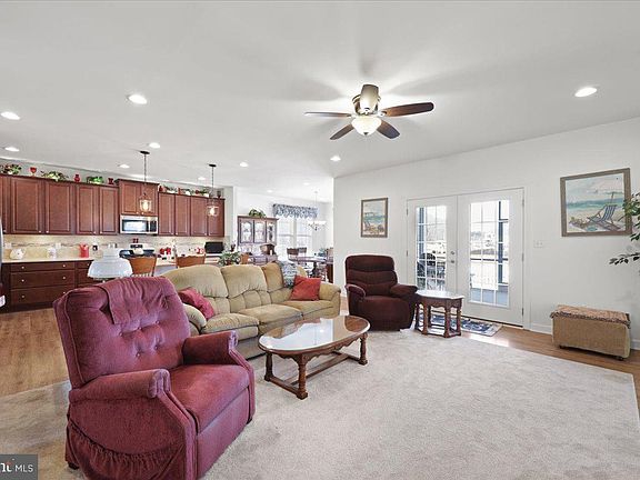 3rd image of 36084 Huntington St