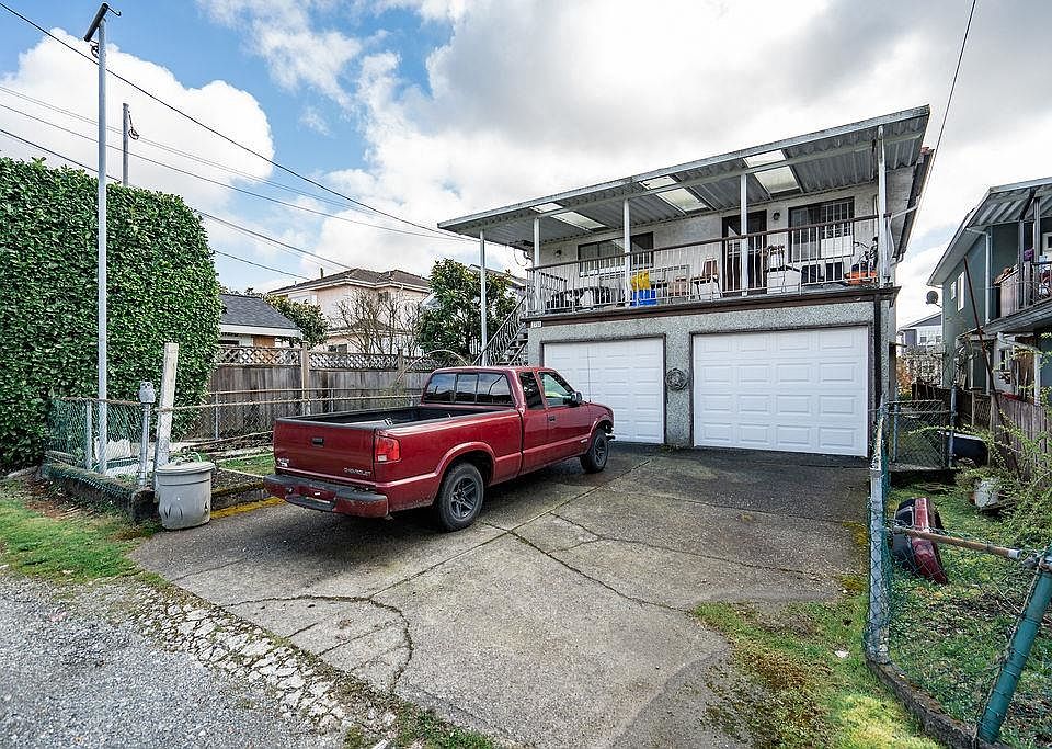 2nd image of 2751 Georgia St E