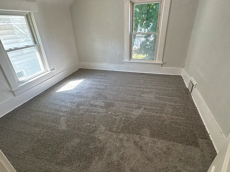 639 Broadway St E — Photo 12