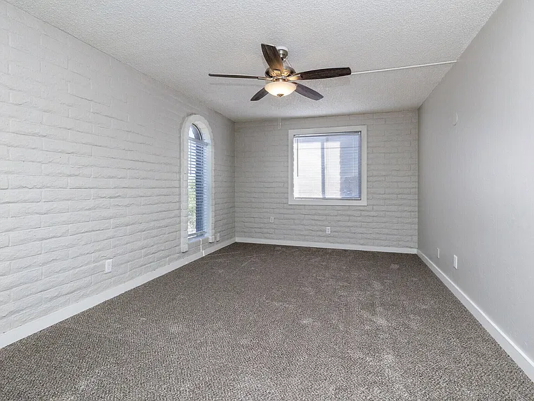 Waters Edge Apartments — Photo 9