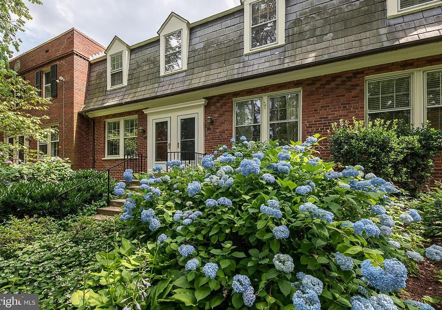 Welcome to 1501 S Edgewood Street #573, a beautifully located home in Arlington offering comforta... — Photo 2