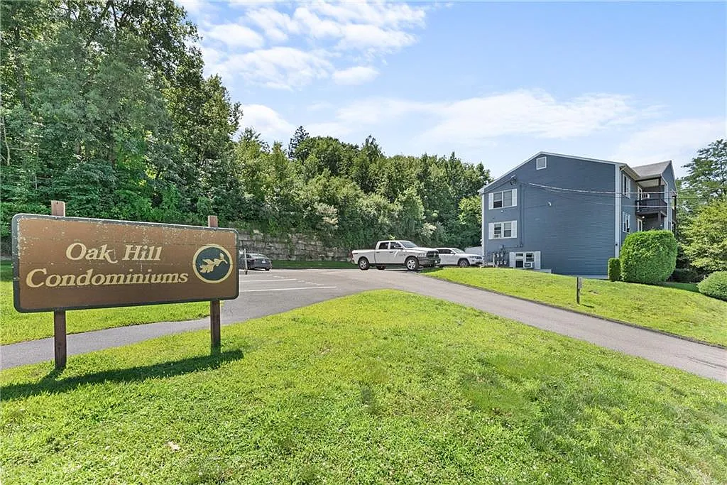 Oak Hill Condominiums — Photo 2