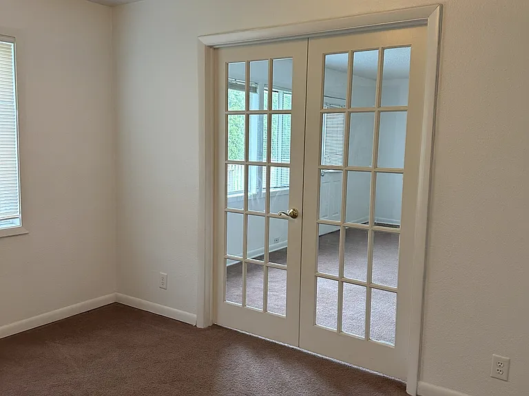 1029 N Lincoln St — Photo 8