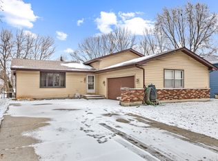 720 Ash St, Algonquin, IL 60102