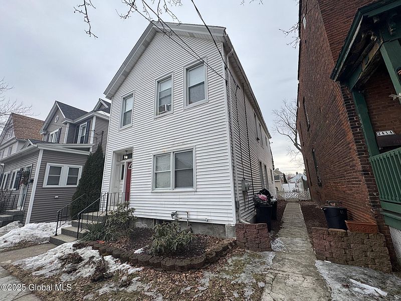 2nd image of 2418 9th Avenue