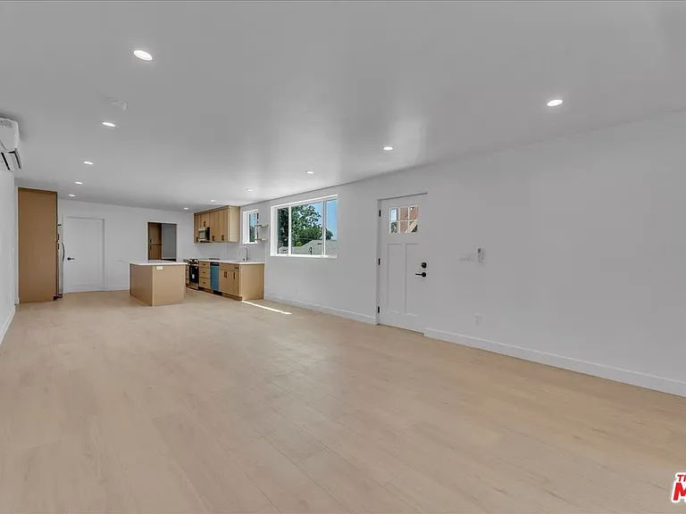 6913 1/2 Encino Ave #UPPER — Photo 10