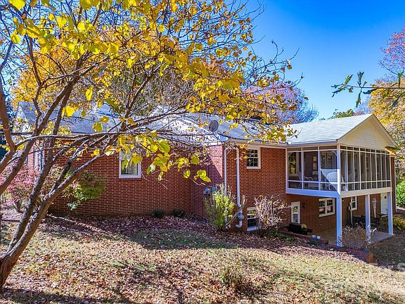 2nd image of 1009 Randolph Cir SE