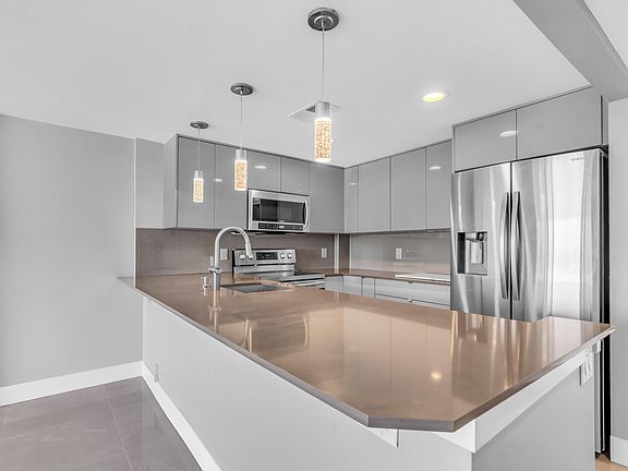 3rd image of 2611 N Riverside Drive #1004