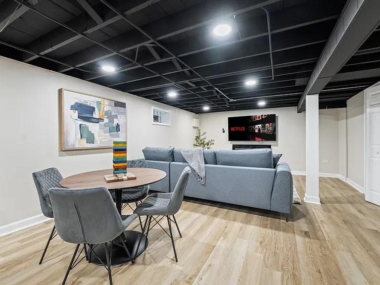 S 52nd Ct — Photo 28