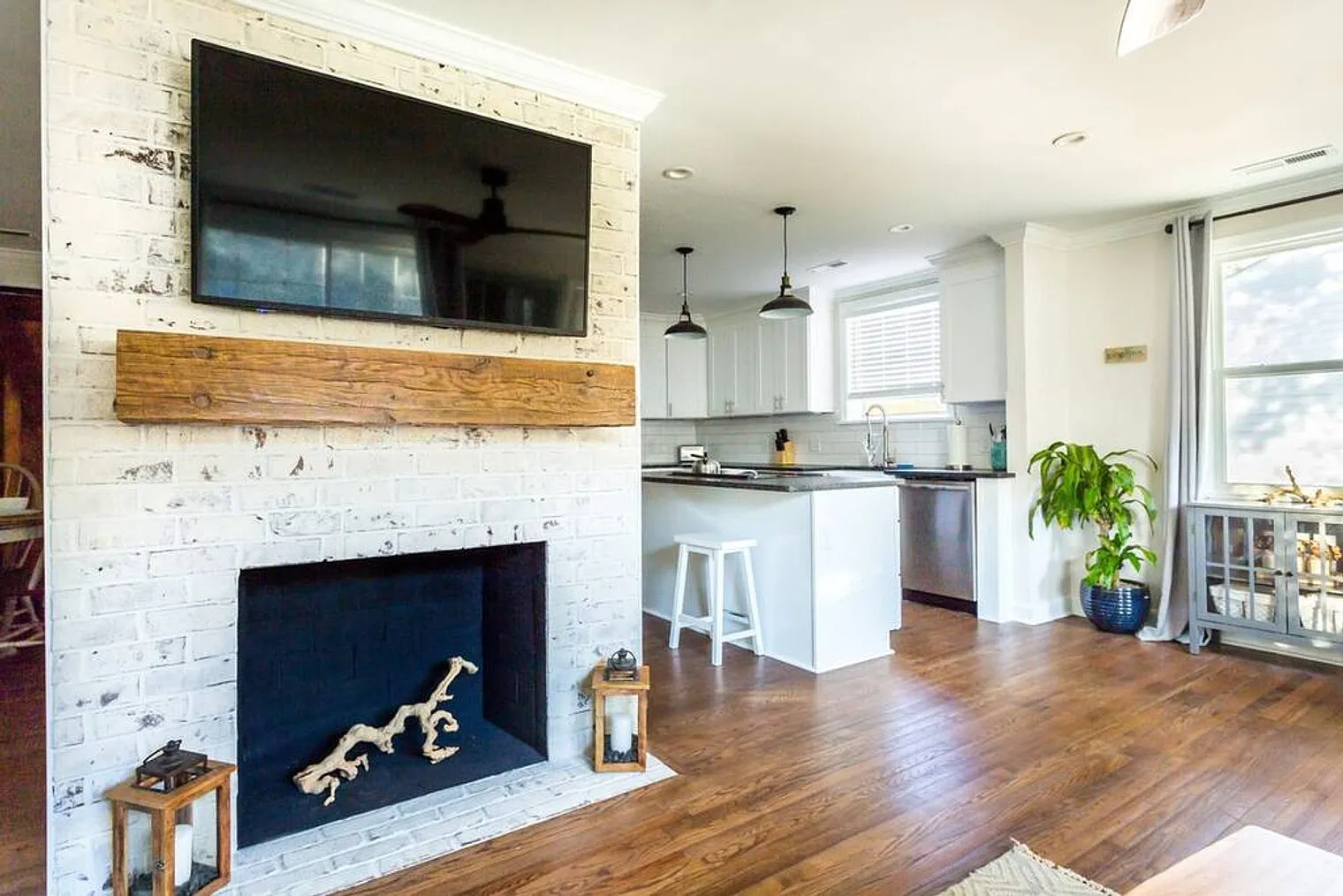 3 bed, 2.0 bath, $7,924 — Photo 2