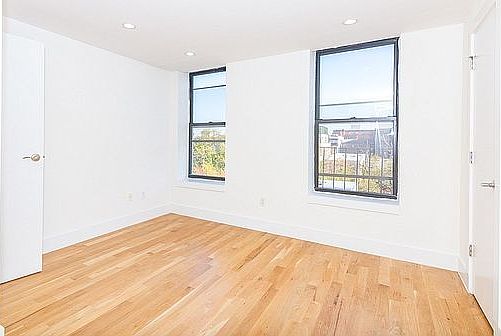 5th image of 842 Kent Ave #2B