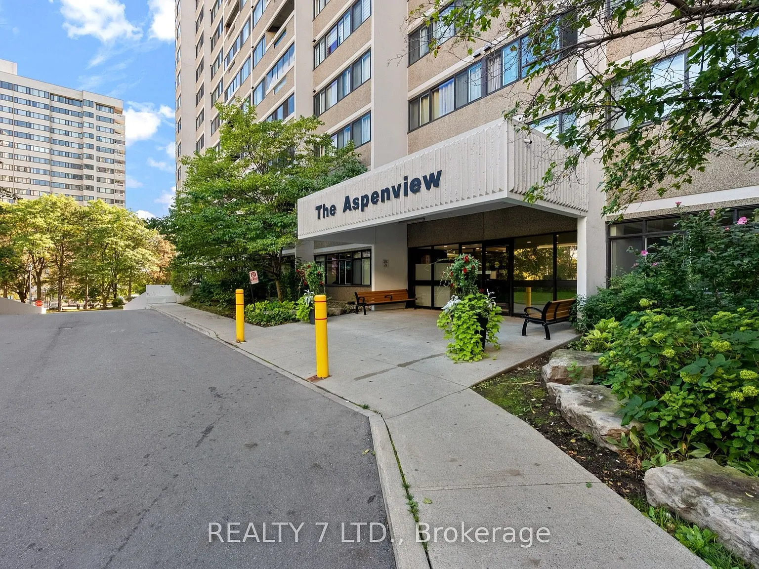 50 Elm Dr E — Photo 3