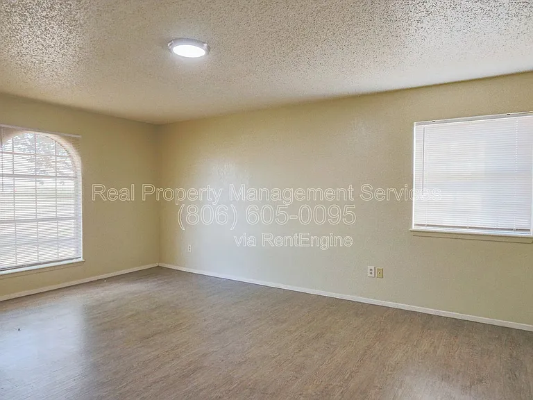 2912 Kirby Ave — Photo 2
