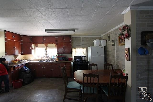 2nd image of 214 Henderson St