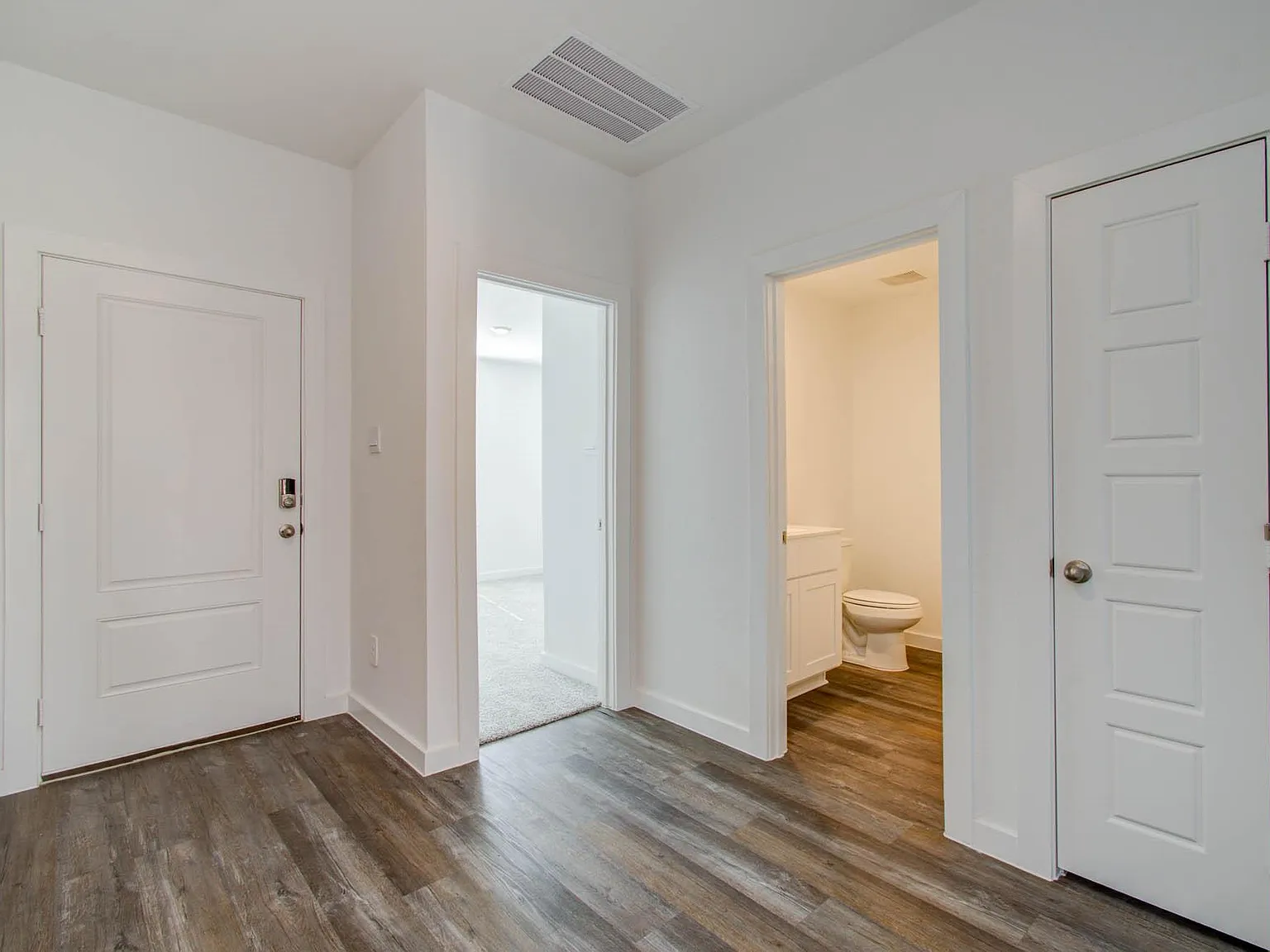 4 bed, 2.5 bath, 1831 sqft, $2,400 — Photo 2